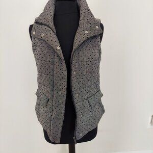Liz Claiborne vest. Sz M. 71% Poly, 23% Wool, 6% Rayon.